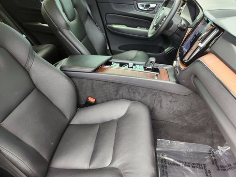 Used 2023 Volvo XC60 B5 Plus AWD/4WD image 5
