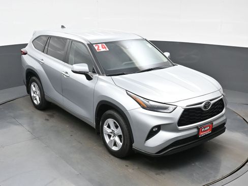 Used 2024 Toyota Highlander LE AWD/4WD image 34