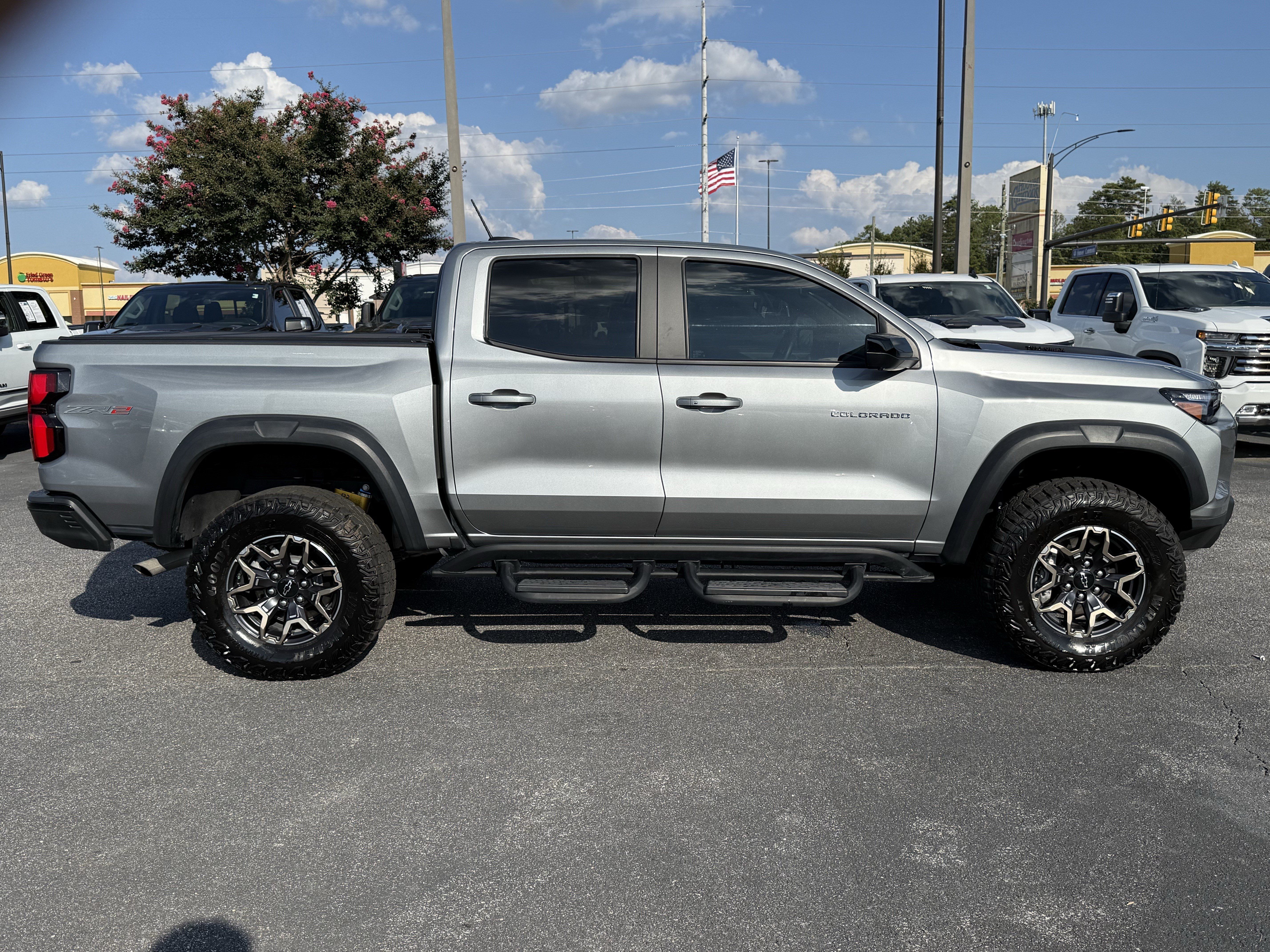 Used 2025 Chevrolet Colorado ZR2 w/ Technology Package AWD/4WD image 11