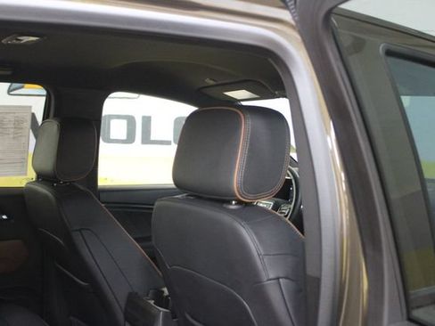 Used 2024 GMC Canyon AT4 w/ AT4 Premium Package AWD/4WD image 10