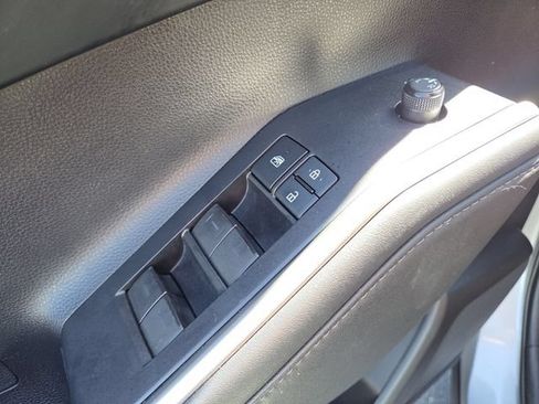 Used 2022 Toyota Highlander XLE AWD/4WD image 11