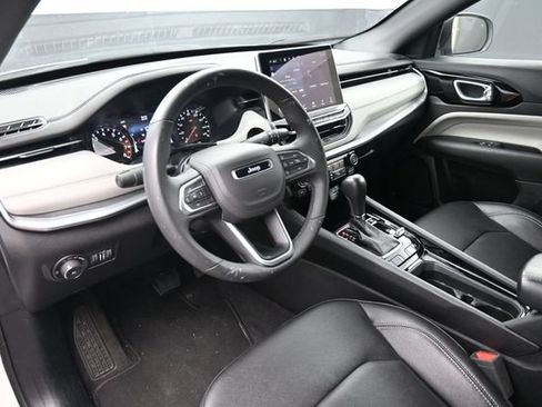 Used 2025 Jeep Compass Limited AWD/4WD image 13