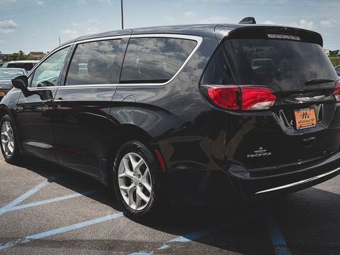 Used 2019 Chrysler Pacifica Touring Plus w/ Tire & Wheel Group FWD image 27