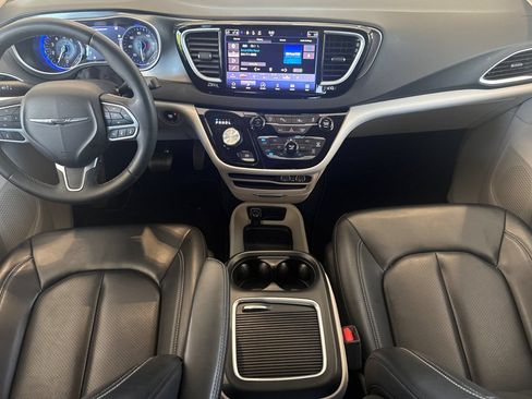Used 2023 Chrysler Pacifica Touring-L FWD image 15