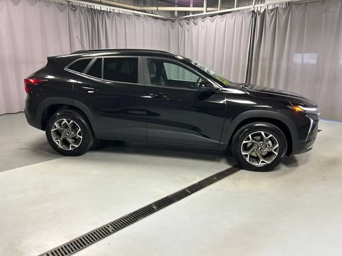 Used 2025 Chevrolet Trax LT w/ LT Convenience Package FWD image 8