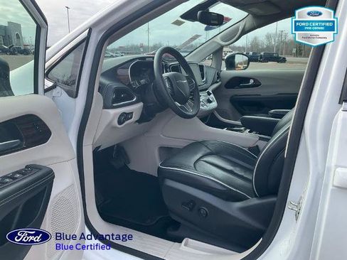 Used 2024 Chrysler Pacifica Limited image 18