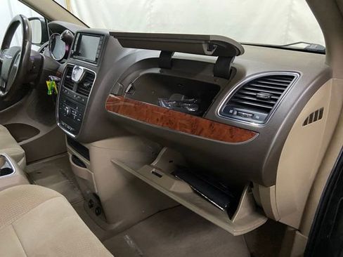 Used 2014 Chrysler Town & Country Touring image 32
