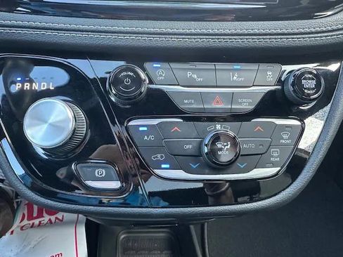 Certified 2022 Chrysler Pacifica Touring-L w/ S Appearance Package image 19