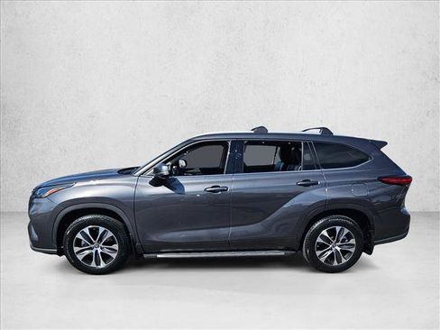 Used 2022 Toyota Highlander XLE FWD image 9
