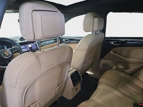 Used 2022 Porsche Macan image 13
