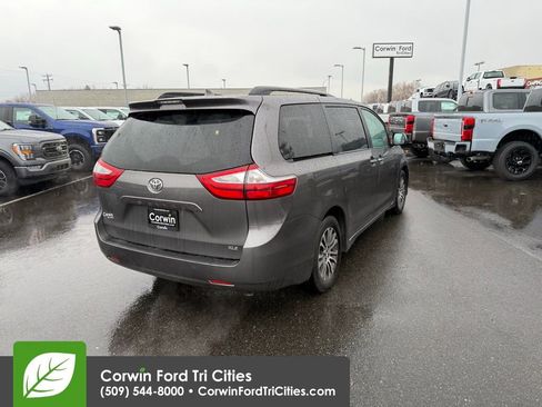 Used 2018 Toyota Sienna L image 10
