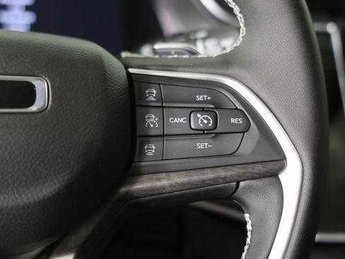 Used 2025 Jeep Grand Cherokee L Limited w/ Black Appearance Package image 18