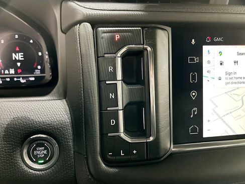 Used 2024 GMC Yukon XL Denali w/ Advanced Technology Package image 17