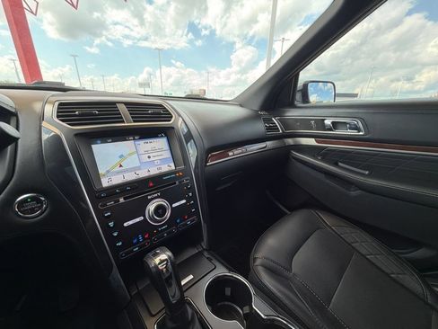 Used 2018 Ford Explorer Platinum AWD/4WD image 38