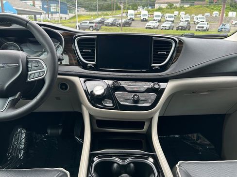 Used 2023 Chrysler Pacifica Limited FWD image 29
