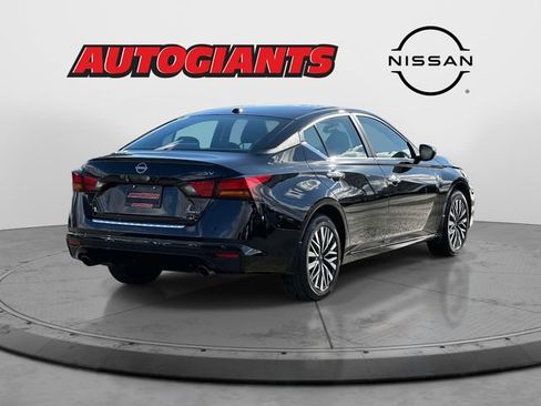 Used 2023 Nissan Altima 2.5 SV w/ SV Premium Package image 2
