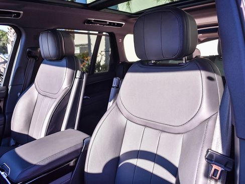 Certified 2025 Land Rover Range Rover SE image 27