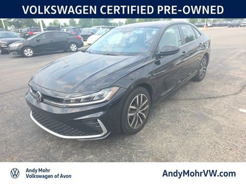 Used 2025 Volkswagen Jetta SE FWD image 1