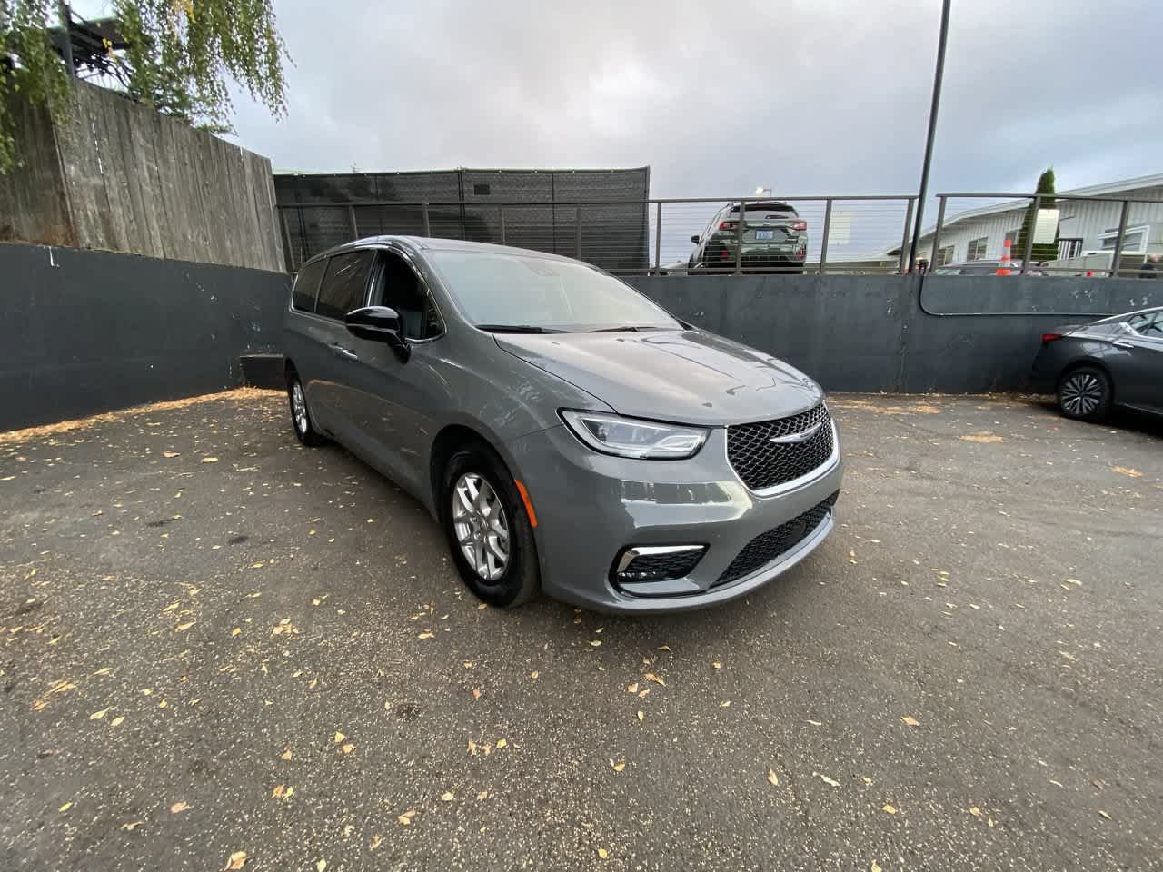 Used 2025 Chrysler Pacifica Select FWD image 8