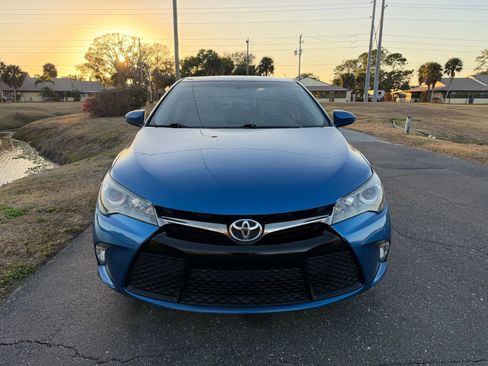 Used 2017 Toyota Camry SE image 3