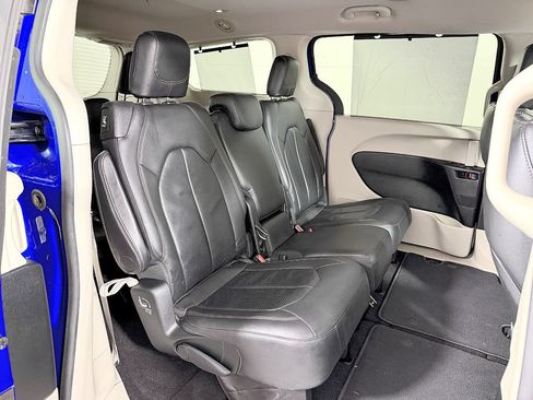 Used 2018 Chrysler Pacifica Touring-L w/ Tire & Wheel Group FWD image 45