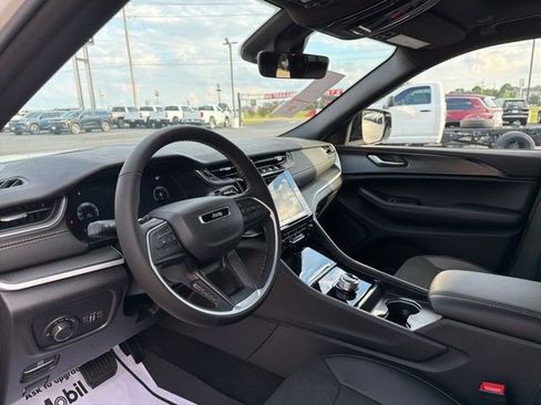 New 2025 Jeep Grand Cherokee Altitude image 8