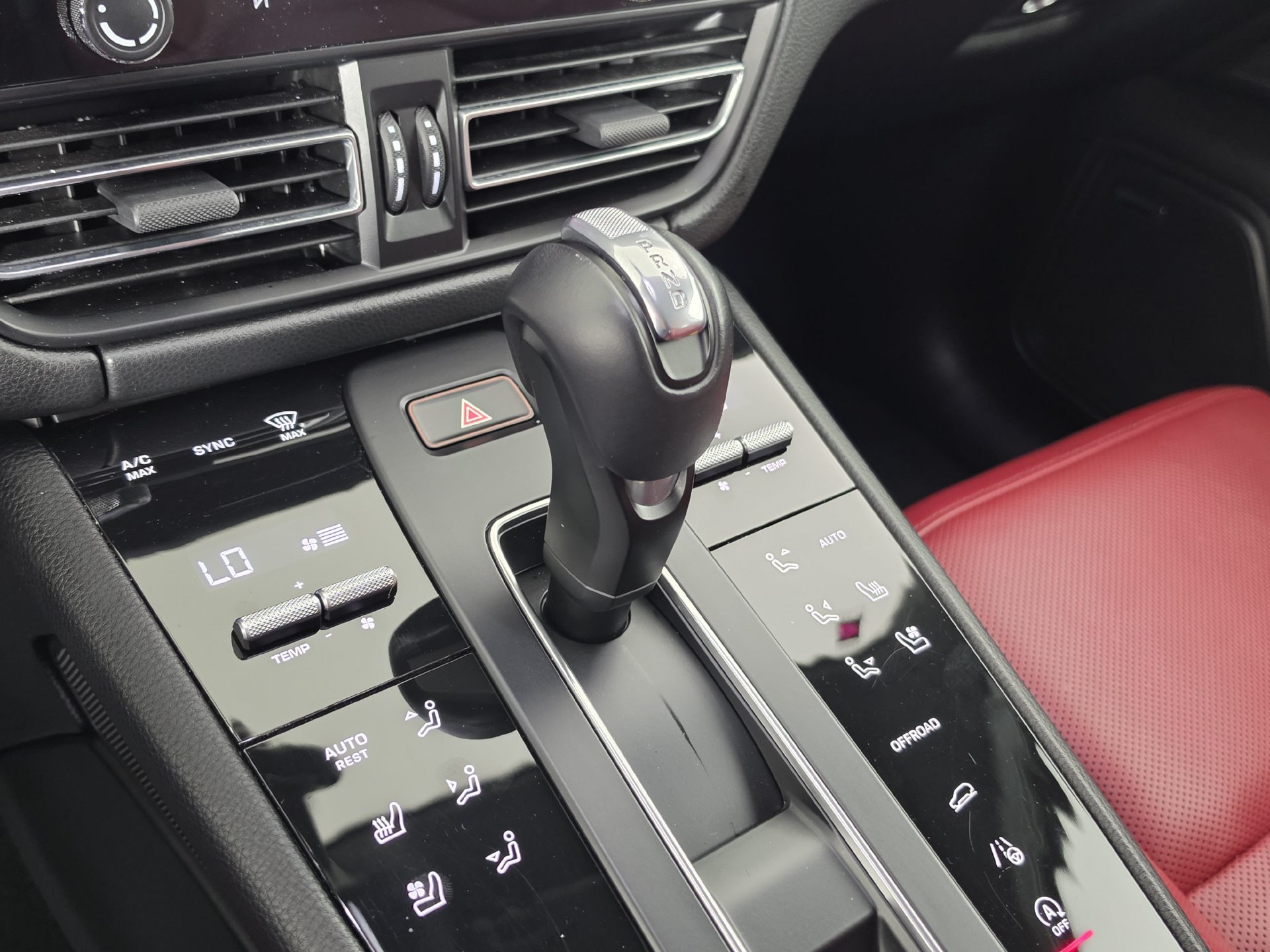Used 2025 Porsche Macan AWD/4WD image 21