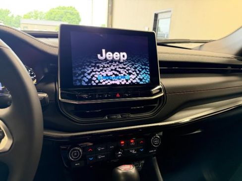 Used 2025 Jeep Compass Trailhawk AWD/4WD image 11