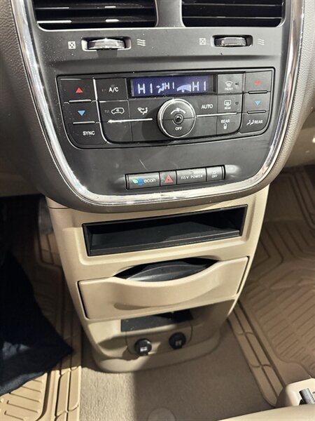 Used 2013 Chrysler Town & Country Touring FWD image 10
