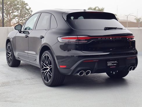 Certified 2025 Porsche Macan image 3