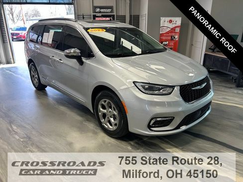 Used 2023 Chrysler Pacifica Limited AWD/4WD image 1
