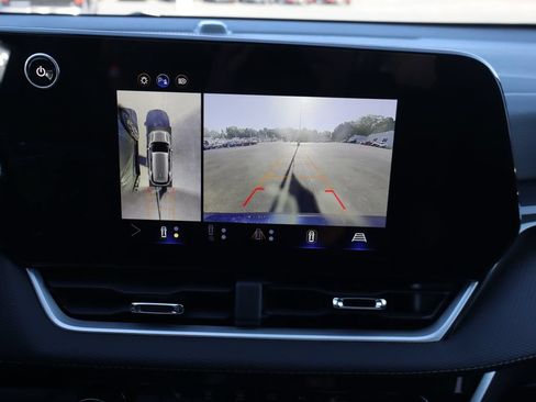 Used 2026 Chevrolet Equinox LT w/ Safety and Technology Package FWD image 12