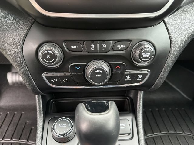 Used 2019 Jeep Cherokee Latitude Plus AWD/4WD image 21