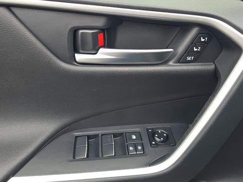 Used 2019 Toyota RAV4 Limited image 10