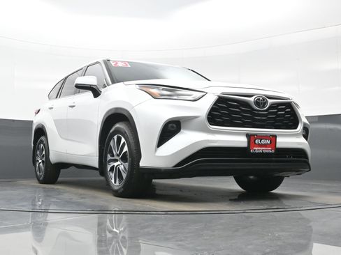 Used 2023 Toyota Highlander XLE AWD/4WD image 25