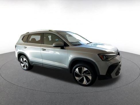 Used 2025 Volkswagen Taos SE image 3