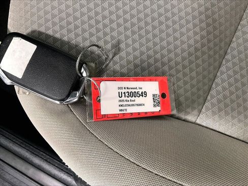 Used 2025 Kia Soul LX FWD image 31