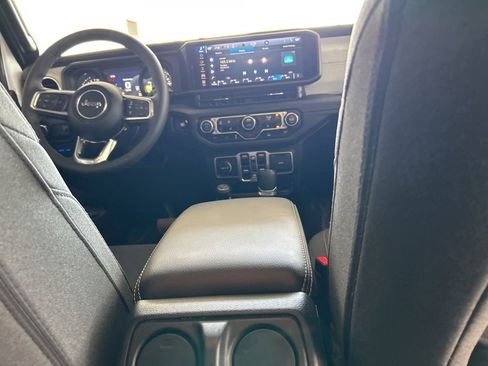 Used 2025 Jeep Wrangler Unlimited Sahara image 29