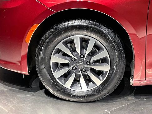 Used 2021 Chrysler Pacifica Touring-L image 19