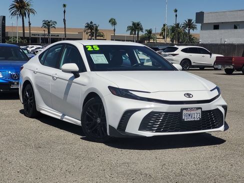 Used 2025 Toyota Camry SE FWD image 2