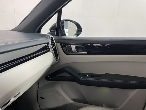 Used 2022 Porsche Cayenne S image 14