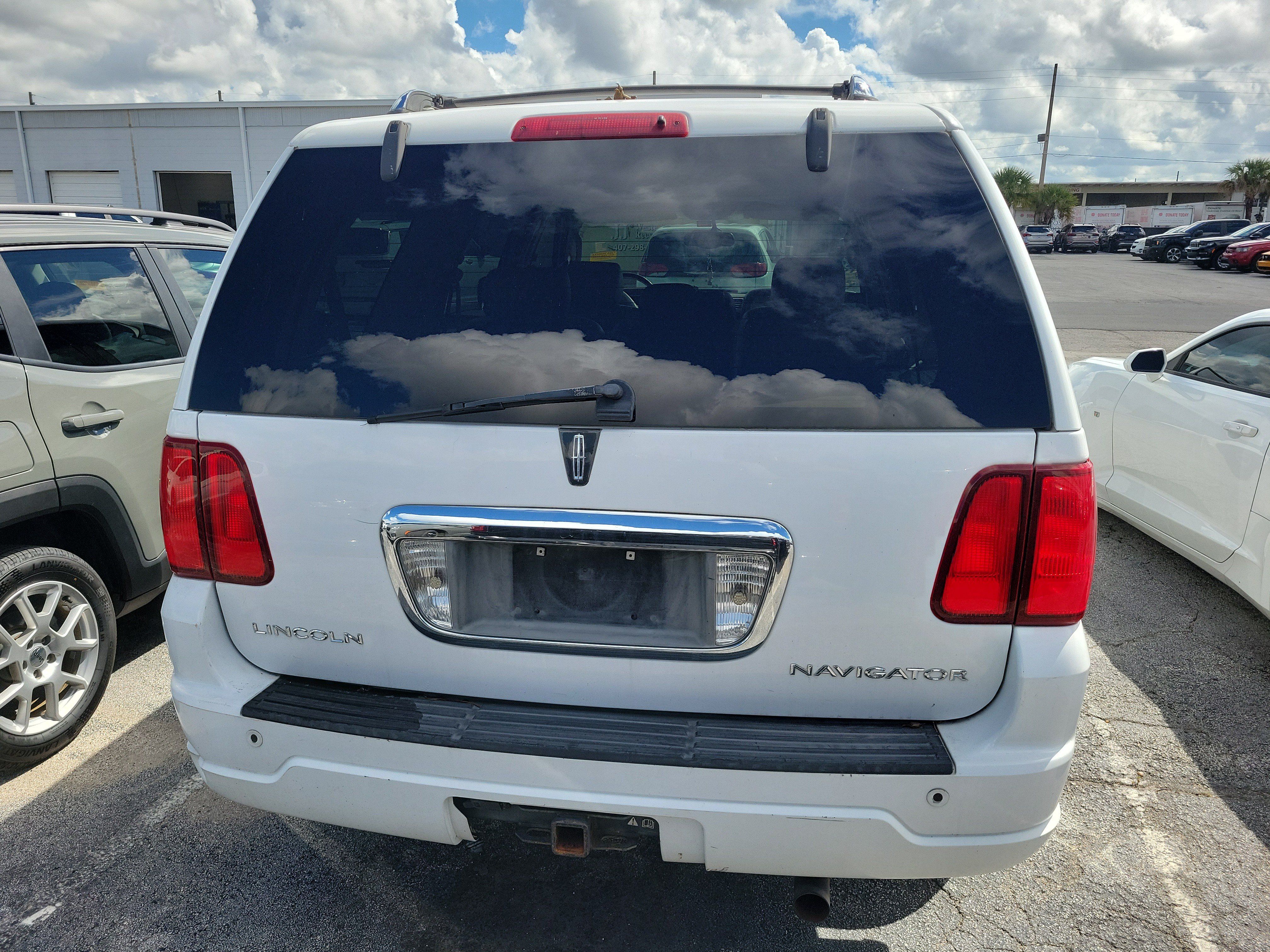 Used 2004 Lincoln Navigator Luxury RWD image 5