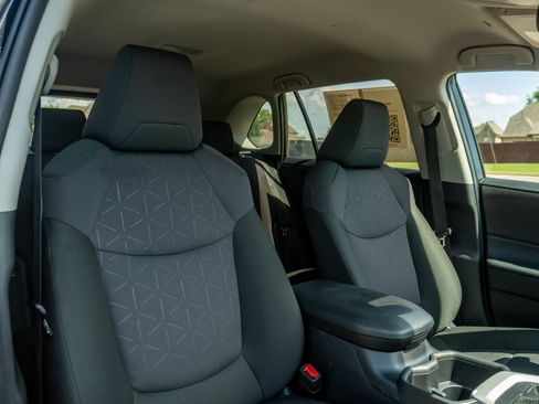 Used 2025 Toyota RAV4 XLE AWD/4WD image 19