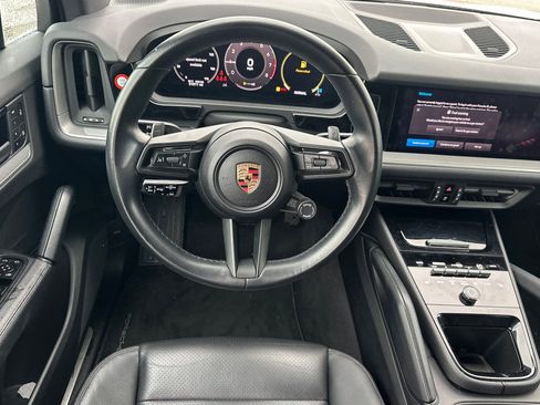 Used 2024 Porsche Cayenne image 16
