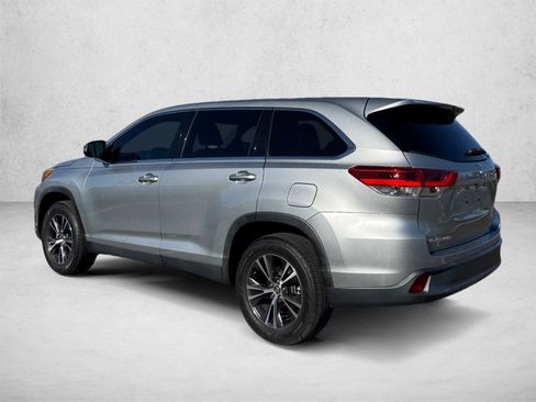 Used 2019 Toyota Highlander LE FWD image 7