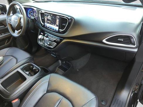 Used 2025 Chrysler Pacifica Select FWD image 21