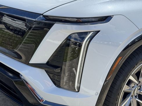 New 2026 Cadillac Vistiq Sport w/ LPO, Floor Liner Package AWD/4WD image 8
