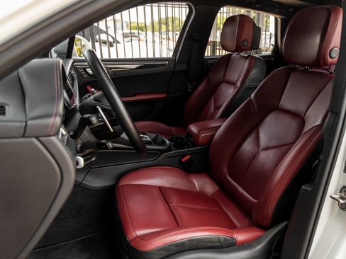 Certified 2023 Porsche Macan AWD/4WD image 4