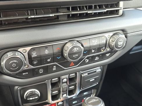 Used 2025 Jeep Gladiator Rubicon w/ Safety Group AWD/4WD image 38