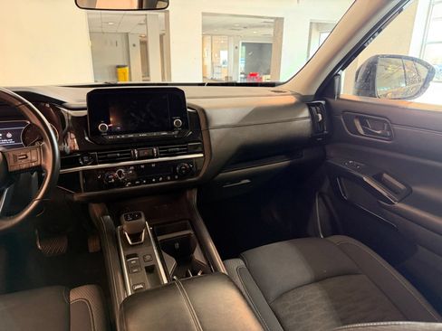 Used 2025 Nissan Pathfinder SV FWD image 37